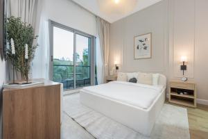 Free housekeeping visits during your stay - StayShort - Stylish 1BR Urban Living in Dubai Marina