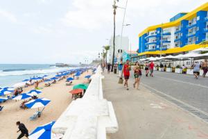 Pé na Areia - Flat com Piscina, Ar e Garagem na Barra
