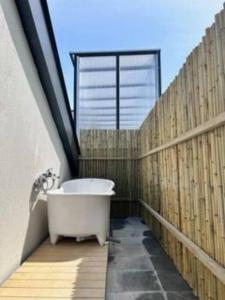 Poraeporae Fully furnished villa with a view of green trees for relaxation