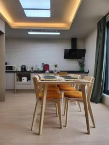 Poraeporae Fully furnished villa with a view of green trees for relaxation