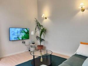 Poraeporae Fully furnished villa with a view of green trees for relaxation