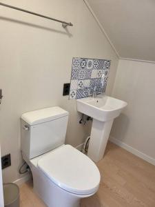 Poraeporae Fully furnished villa with a view of green trees for relaxation