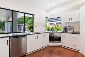 Family home with pool - 2 mins to beach & playground