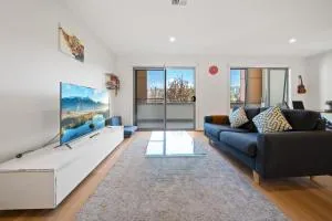 Comfy 1-Bed with Balcony in Tranquil Location - Weston Creek