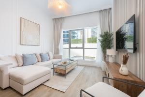 Free housekeeping visits during your stay - StayShort - Stylish 1BR Urban Living in Dubai Marina