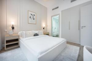 Free housekeeping visits during your stay - StayShort - Stylish 1BR Urban Living in Dubai Marina