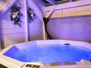 Boho Chic Tiny House - Hot Tub EV Chrger & Parking