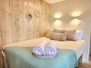 Boho Chic Tiny House - Hot Tub EV Chrger & Parking