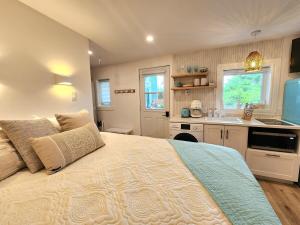 Boho Chic Tiny House - Hot Tub EV Chrger & Parking