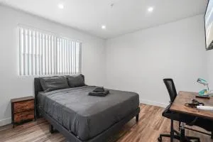 Spacious Bedroom With Shared Bathroom - إنجلوود