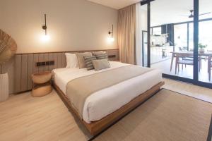 Spacious Luxury Apt with Private Pool, Central