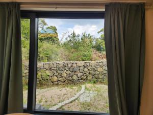 Poraeporae Fully furnished villa with a view of green trees for relaxation