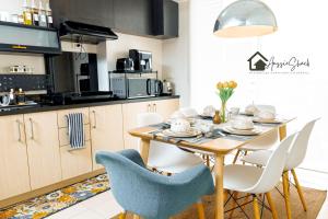 Aussie Shack - 2BR Modern Condo with Skyline View