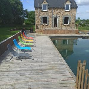 Maison 12 couchages, roulottes et piscine naturelle