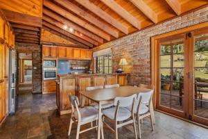 Country-style Stunner - Bushland Peace & Privacy