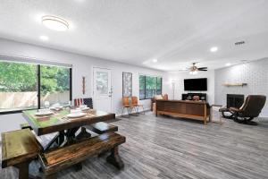 Austin Retreat BBQ Yard Office WiFi Games Pets