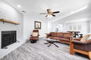 Austin Retreat BBQ Yard Office WiFi Games Pets