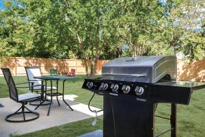 Austin Retreat BBQ Yard Office WiFi Games Pets