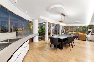 3 Bedroom Darling Harbour Apartment