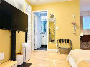 Cozy Studio 10mins to Downtown - King Bed - Bathtub - Free Parking