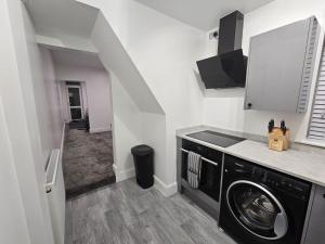Newly Renovated 2 Bed with Garden & Parking