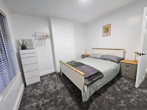 Comfortable 2-Bed Home for Work & Longer Stays