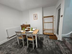 Comfortable 2-Bed Home for Work & Longer Stays