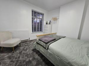 Comfortable 2-Bed Home for Work & Longer Stays