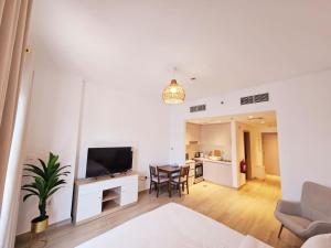 B11 Studio near Formula 1 With Canal and Pool View