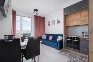 Przestronny Apartament z Balkonem by Noclegi Renters