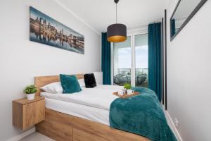 Przestronny Apartament z Balkonem by Noclegi Renters