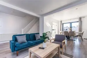 Spacious 3-Bed Home with Parking, Near Coventry & Birmingham - Coundon