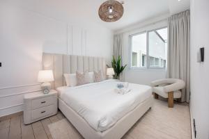 Free housekeeping visits during your stay - StayShort - Elegant 1-Bedroom Apartment in Jumeirah Village Triangle with Balcony Bliss