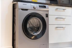 Free housekeeping visits during your stay - StayShort - Elegant 1-Bedroom Apartment in Jumeirah Village Triangle with Balcony Bliss