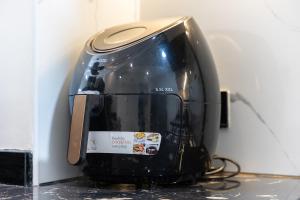 Free housekeeping visits during your stay - StayShort - Elegant 1-Bedroom Apartment in Jumeirah Village Triangle with Balcony Bliss