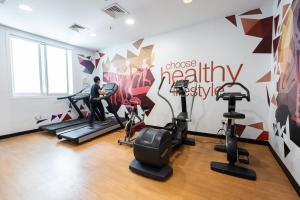 Free housekeeping visits during your stay - StayShort - Elegant 1-Bedroom Apartment in Jumeirah Village Triangle with Balcony Bliss