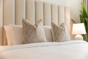 Free housekeeping visits during your stay - StayShort - Elegant 1-Bedroom Apartment in Jumeirah Village Triangle with Balcony Bliss