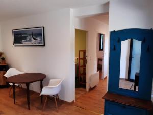 Appartements F2 Centre Bourg a 10min GR34 et plages : Appartement 1 Chambre