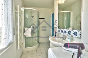 Appartements LocaLise - B02- Appartement vue mer - Plage et centre a pied - Balcon - Wifi inclus - Draps inclus - Animaux bienvenus : photos des chambres