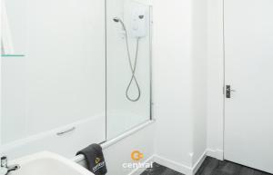 Court Street by CENTRAL SERVICED APARTMENTS - 2 Bedroom - Ground Floor - Modern - Sleeps 4 - 2 x Double Beds - Free Street Parking - Fully Equipped - Short & Long Term Stays Available - Contact Us for your Requirements