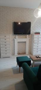 Przystań parking ogródek blisko jeziora i mariny dla jachtów