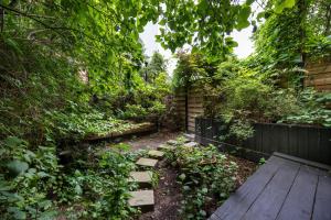 Rustic Magic Two-Storey Apartment with Garden by Noclegi Renters