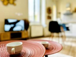 Le Saint Savinien - By 69ALSACELO - Patio Privé - Idéal Couple & Pros - Canapé convertible - Centre Ville - WiFi Fibre - Check-in Autonome - Parking Facile & Gratuit