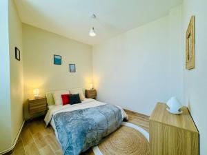 Le Saint Savinien - By 69ALSACELO - Patio Privé - Idéal Couple & Pros - Canapé convertible - Centre Ville - WiFi Fibre - Check-in Autonome - Parking Facile & Gratuit