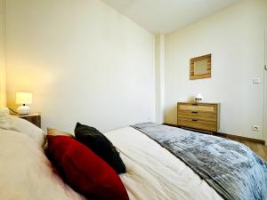 Le Saint Savinien - By 69ALSACELO - Patio Privé - Idéal Couple & Pros - Canapé convertible - Centre Ville - WiFi Fibre - Check-in Autonome - Parking Facile & Gratuit