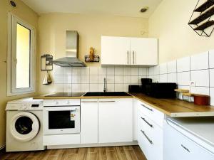 Appartements Le Saint Savinien - By 69ALSACELO - Patio Prive - Ideal Couple & Pros - Canape convertible - Centre Ville - WiFi Fibre - Check-in Autonome - Parking Facile & Gratuit : photos des chambres