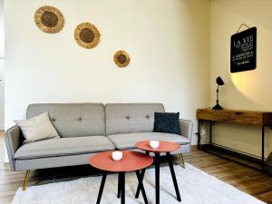 Le Saint Savinien - By 69ALSACELO - Patio Privé - Idéal Couple & Pros - Canapé convertible - Centre Ville - WiFi Fibre - Check-in Autonome - Parking Facile & Gratuit