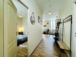 Le Saint Savinien - By 69ALSACELO - Patio Privé - Idéal Couple & Pros - Canapé convertible - Centre Ville - WiFi Fibre - Check-in Autonome - Parking Facile & Gratuit