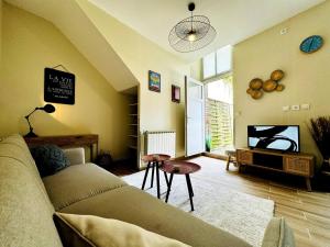 Appartements Le Saint Savinien - By 69ALSACELO - Patio Prive - Ideal Couple & Pros - Canape convertible - Centre Ville - WiFi Fibre - Check-in Autonome - Parking Facile & Gratuit : photos des chambres