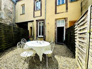 Le Saint Savinien - By 69ALSACELO - Patio Privé - Idéal Couple & Pros - Canapé convertible - Centre Ville - WiFi Fibre - Check-in Autonome - Parking Facile & Gratuit